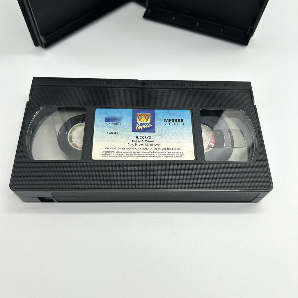 Il Corvo (The Crow) in VHS, edizione italiana Pentavideo-Medusa 1994 con l’ultima video-intervista a Brandon Lee